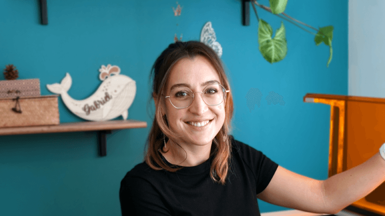 Artisane créatrice dans son atelier de gravure bois à Clermont-l'Hérault, Agrume Créations.