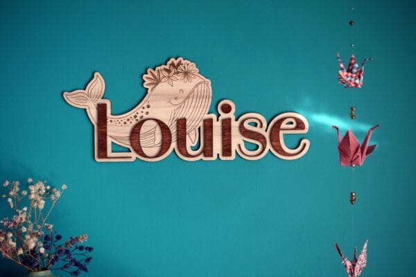 Prénom Louise lettres en bois découpées pour décoration murale personnalisée de chambre bébé.