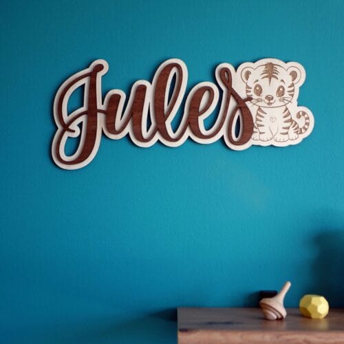 Prénom lettres en bois découpées pour décoration murale personnalisée de chambre bébé.