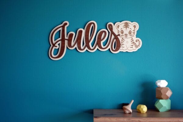 Prénom lettres en bois découpées pour décoration murale personnalisée de chambre bébé.