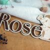 Prénom lettres en bois découpées pour décoration murale personnalisée de chambre bébé.