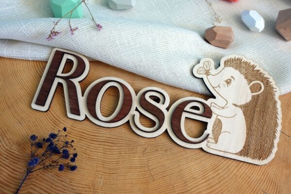 Prénom lettres en bois découpées pour décoration murale personnalisée de chambre bébé.