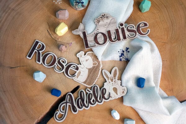 Prénoms en bois découpées pour décoration murale personnalisée de chambre bébé.