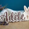 Prénom lettres en bois découpées pour décoration murale personnalisée de chambre bébé.