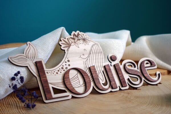 Prénom lettres en bois découpées pour décoration murale personnalisée de chambre bébé.