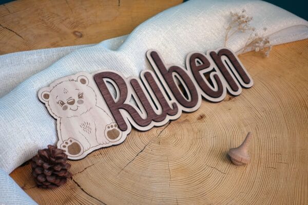 Prénom lettres en bois découpées pour décoration murale personnalisée de chambre bébé.