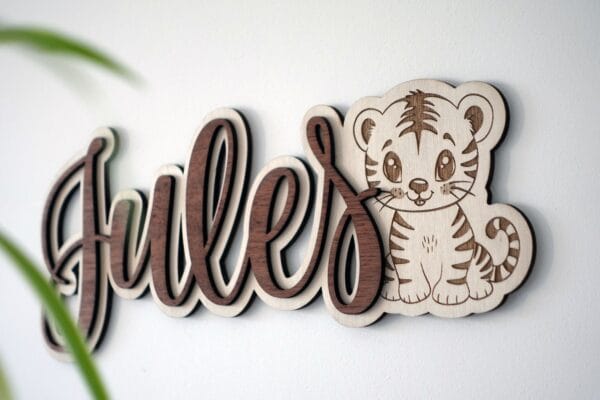 Prénom Jules lettres en bois découpées pour décoration murale personnalisée de chambre bébé.