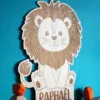 Animal en bois (lion) personnalisé avec gravure du prénom pour enfant.