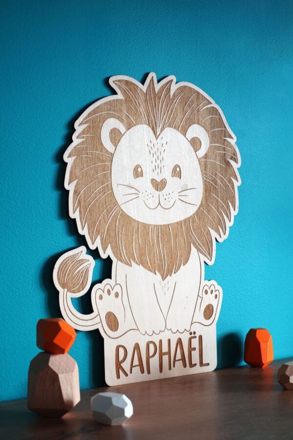 Animal en bois (lion) personnalisé avec gravure du prénom pour enfant.