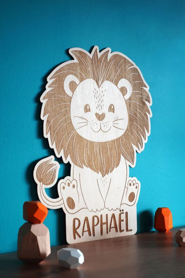 Animal en bois (lion) personnalisé avec gravure du prénom pour enfant.