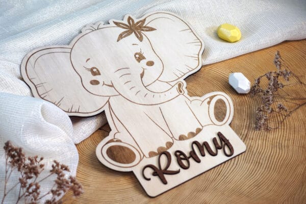 Animal en bois (éléphant) personnalisé avec gravure du prénom pour enfant.