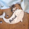 Animal en bois (baleine) personnalisé avec gravure du prénom pour enfant.