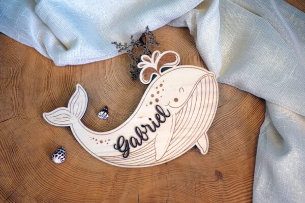 Animal en bois (baleine) personnalisé avec gravure du prénom pour enfant.