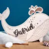 Animal en bois (baleine) personnalisé avec gravure du prénom pour enfant.