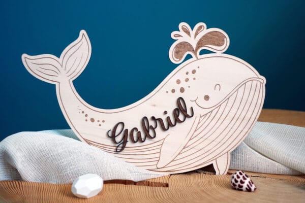 Animal en bois (baleine) personnalisé avec gravure du prénom pour enfant.