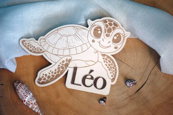 Animal en bois (tortue) personnalisé avec gravure du prénom pour enfant.