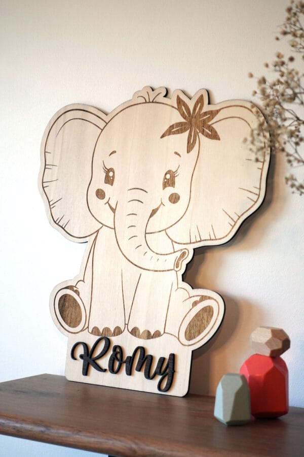 Animal en bois (éléphant) personnalisé avec gravure du prénom pour enfant.