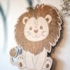 Animal en bois (lion) personnalisé avec gravure du prénom pour enfant.