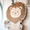 Animal en bois (lion) personnalisé avec gravure du prénom pour enfant.