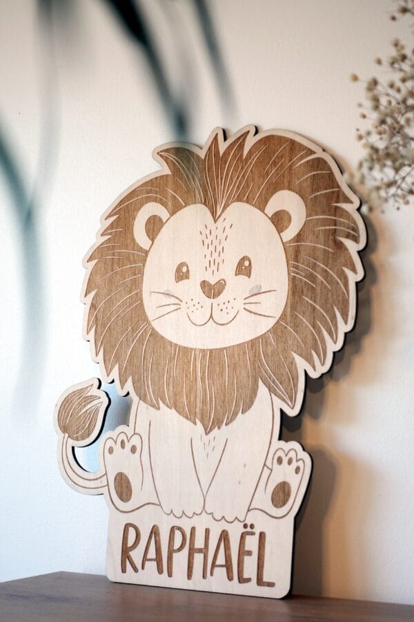 Animal en bois (lion) personnalisé avec gravure du prénom pour enfant.
