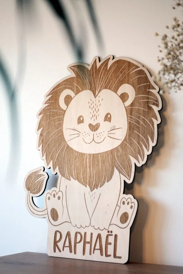 Animal en bois (lion) personnalisé avec gravure du prénom pour enfant.