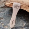 Lot de spatules à raclette en bois personnalisées avec gravure de prénoms et phrases humoristiques.