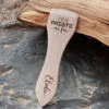 Lot de spatules à raclette en bois personnalisées avec gravure de prénoms et phrases humoristiques.