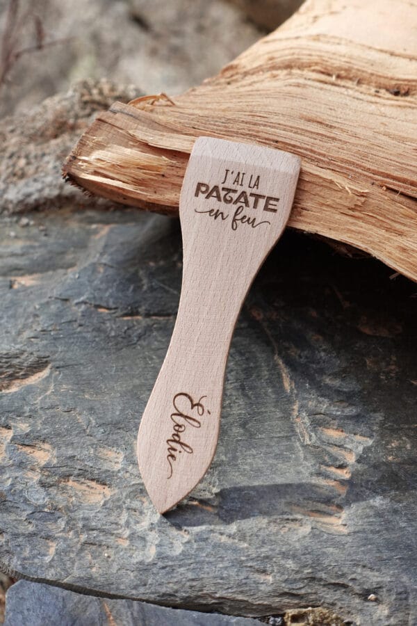 Lot de spatules à raclette en bois personnalisées avec gravure de prénoms et phrases humoristiques.