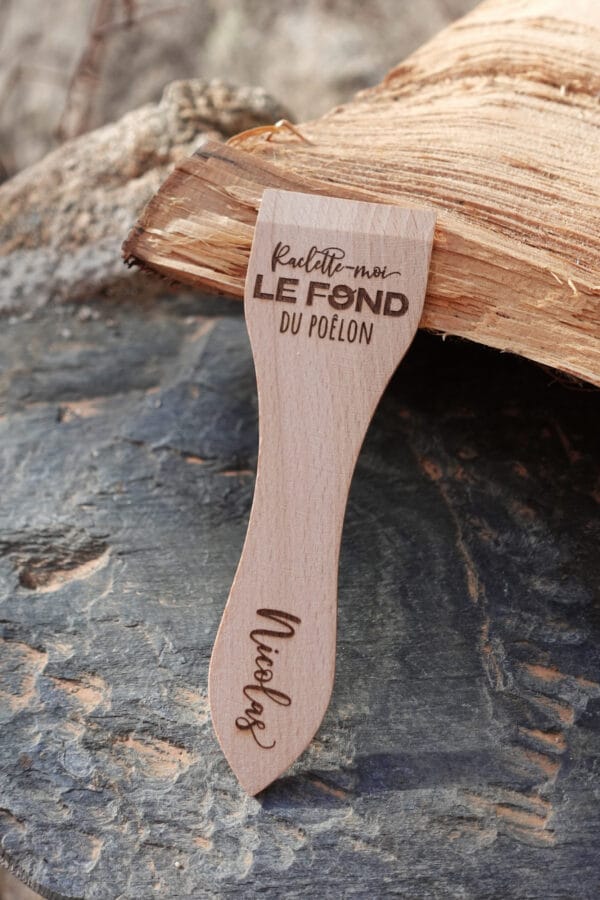 Lot de spatules à raclette en bois personnalisées avec gravure de prénoms et phrases humoristiques.