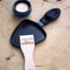 Lot de spatules à raclette en bois personnalisées avec flocons et phrases humoristiques.