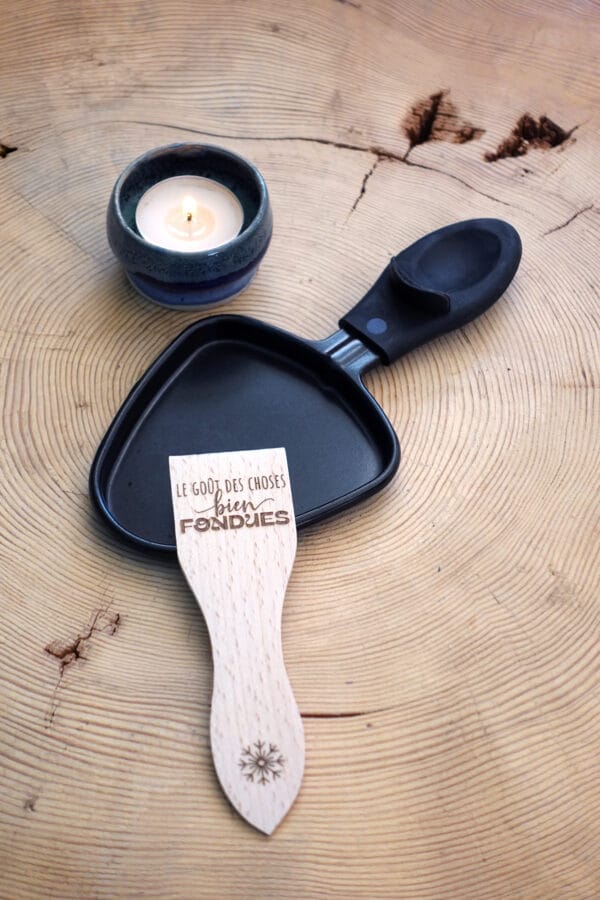Lot de spatules à raclette en bois personnalisées avec flocons et phrases humoristiques.