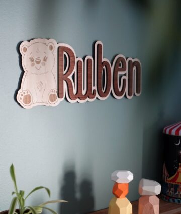 Lettres prénom en bois découpées pour décoration murale personnalisée de chambre bébé.