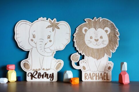 Animal en bois (éléphant et lion) personnalisé avec gravure du prénom pour enfant.