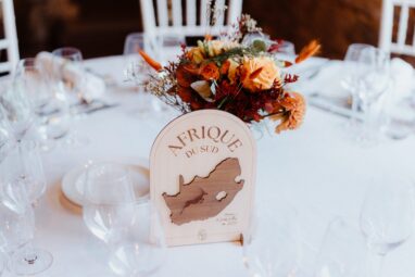 pancarte en bois plan de table gravure artisanale mariage décoration