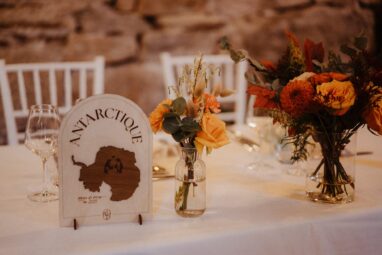 pancarte en bois personnalisée pour mariage nom de table décoration artisanale