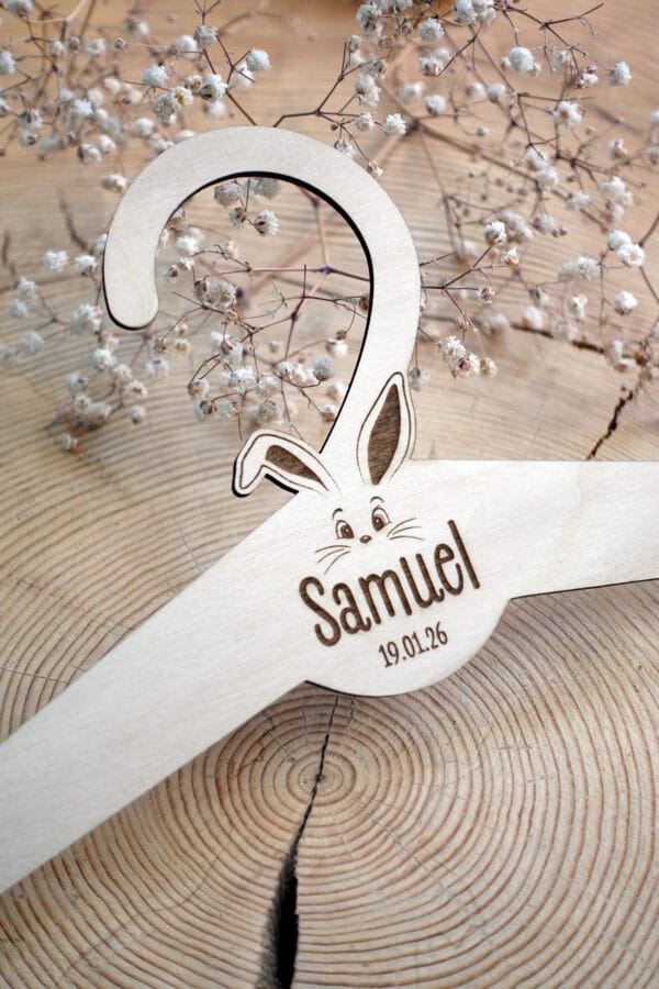 Cintre de naissance bois personnalisé avec prénom de l'enfant, cadeau original et français