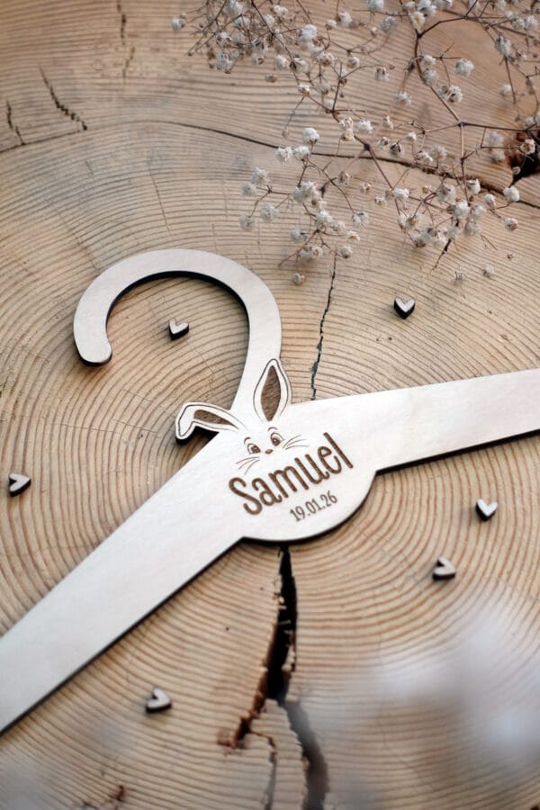 Cintre de naissance bois personnalisé avec prénom de l'enfant, cadeau original et français