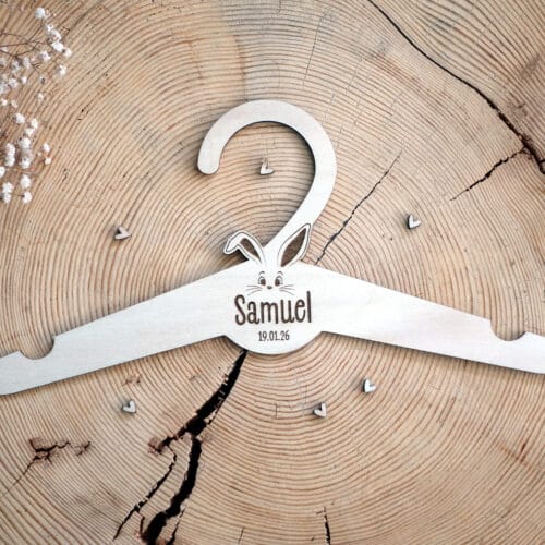 Cintre de naissance bois personnalisé avec prénom de l'enfant, cadeau de naissance artisanal