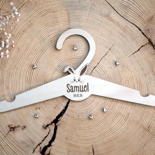 Cintre de naissance bois personnalisé avec prénom de l'enfant, cadeau de naissance artisanal