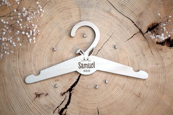 Cintre de naissance bois personnalisé avec prénom de l'enfant, cadeau de naissance artisanal