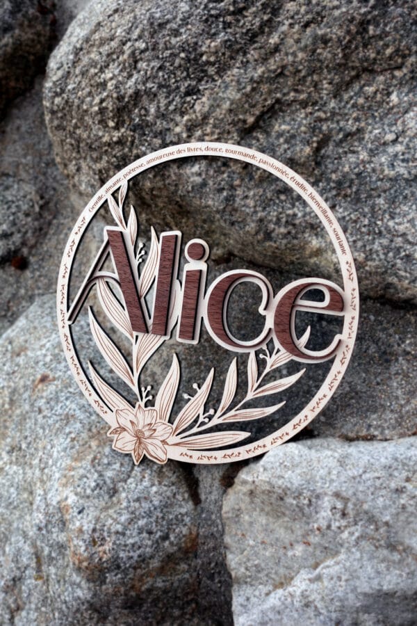 Couronne murale en bois personnalisée avec prénom et fleurs, décoration artisanale française.