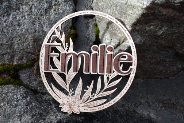 Couronne murale en bois personnalisée avec prénom et fleurs, décoration artisanale française.