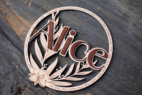 Couronne murale en bois personnalisée avec prénom et fleurs, décoration artisanale française.