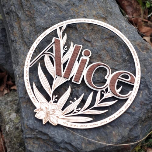 Couronne murale en bois personnalisée avec prénom et fleurs, décoration artisanale française.