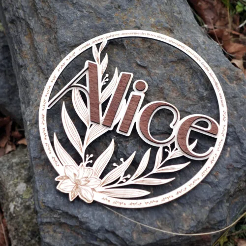 Couronne murale en bois personnalisée avec prénom et fleurs, décoration artisanale française.