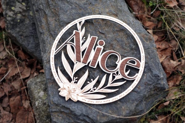 Couronne murale en bois personnalisée avec prénom et fleurs, décoration artisanale française.