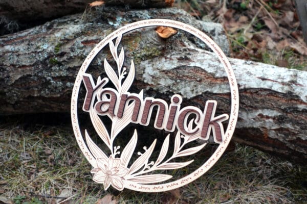 Couronne murale en bois personnalisée avec prénom et fleurs, décoration artisanale française.