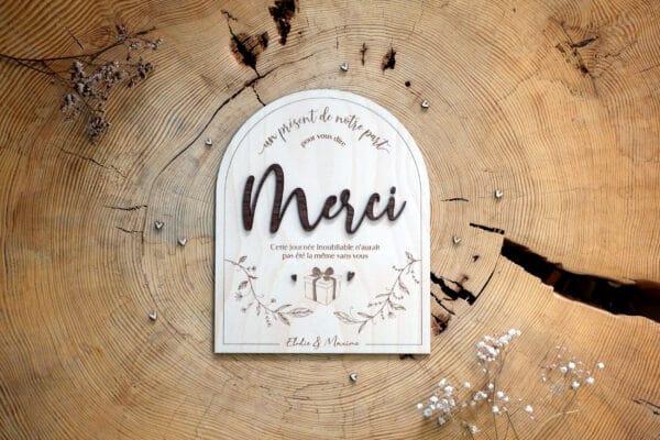 Pancarte de mariage en bois de bouleau et noyer avec texte en relief