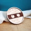 Porte-alliance en bois personnalisé gravé avec prénoms des mariés et date de mariage, création artisanale française