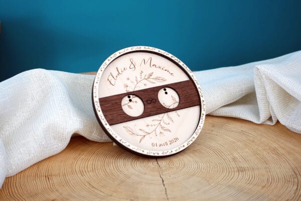 Porte-alliance en bois personnalisé gravé avec prénoms des mariés et date de mariage, création artisanale française